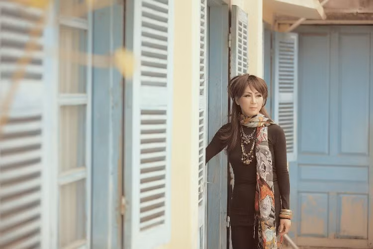 Những cái cửa cũ kĩ bên hiên nhà vẫn không thay đổi theo thời gian.