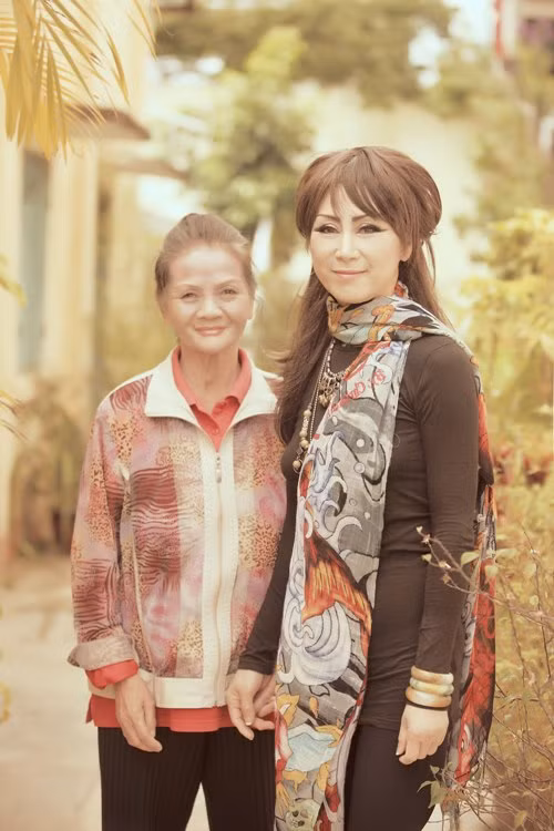 Ca sĩ Lê Uyên và chủ nhân của ngôi nhà hiện tại - cô Hoa.