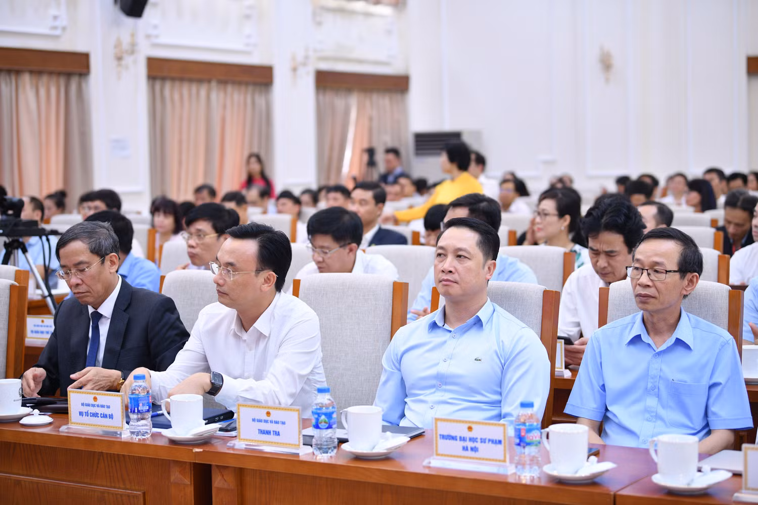 Đại biểu tham dự cuộc gặp gỡ tại điểm cầu Bộ Giáo dục và Đào tạo