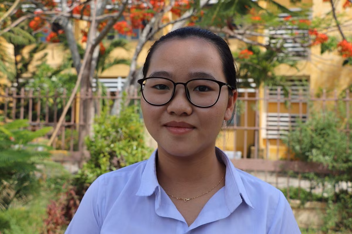 Thí sinh Nguyễn Thị Quỳnh Anh gặp sự cố trước kỳ thi nhưng vẫn làm bài tốt. Ảnh: TĐ