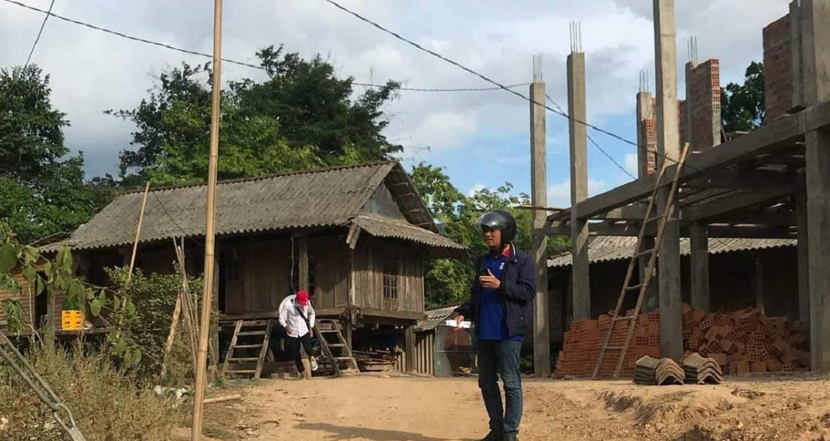 Tình nguyện viên chạy hơn 8km để vào tận nhà đón Hồ Văn Lích đi thi.