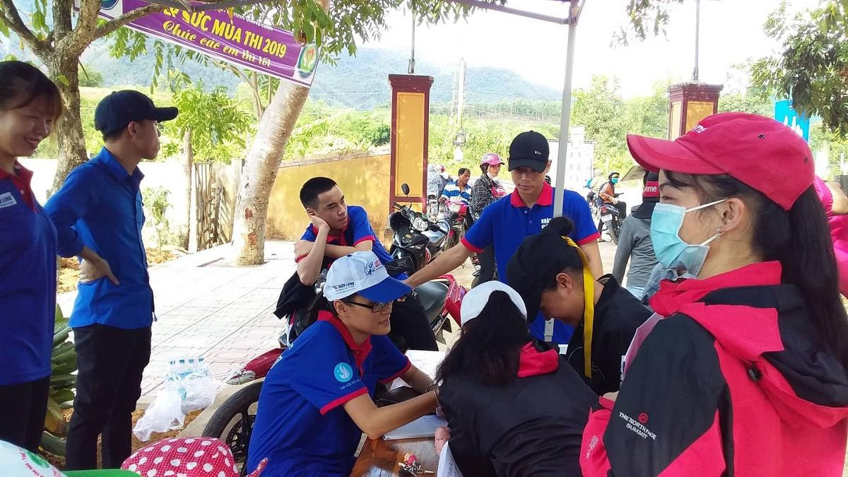 Những tình nguyện viên sẵn sàng tiếp sức cho thí sinh.