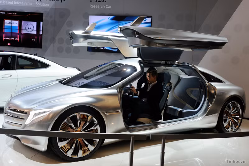 Hệ thống điều khiển của F125 cũng mang tính viễn tưởng cao, nó có thể lái bán tự động, có màn hình hiển thị 3 chiều và khả năng phóng lớn bằng máy chiếu tích hp57 sẵn trên xe.