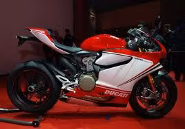 So sánh với chiếc 1198 hiện tại, 1199 Panigale có trục cơ sở (khoảng cách giữa trục bánh trước và trục bánh sau) là 1.437mm, dài hơn 1198 là 39mm với trọng lượng được phân bổ 52% phía trước và 48% phía sau.