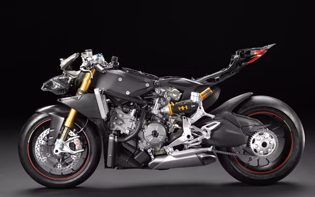 Với cỗ máy 195 mã lực của Panigale, tân binh supperbike như được nâng lên một đẳng cấp mới với một loạt các hệ thống mới như: hệ thống phanh ABS, hệ thống kiểm soát độ bám đường (Traction Control), hệ thống giảm sóc điện tử (DES), hệ thống sang số nhanh (DQS), hệ thống lái đa chế độ và phanh máy điện tử ...
