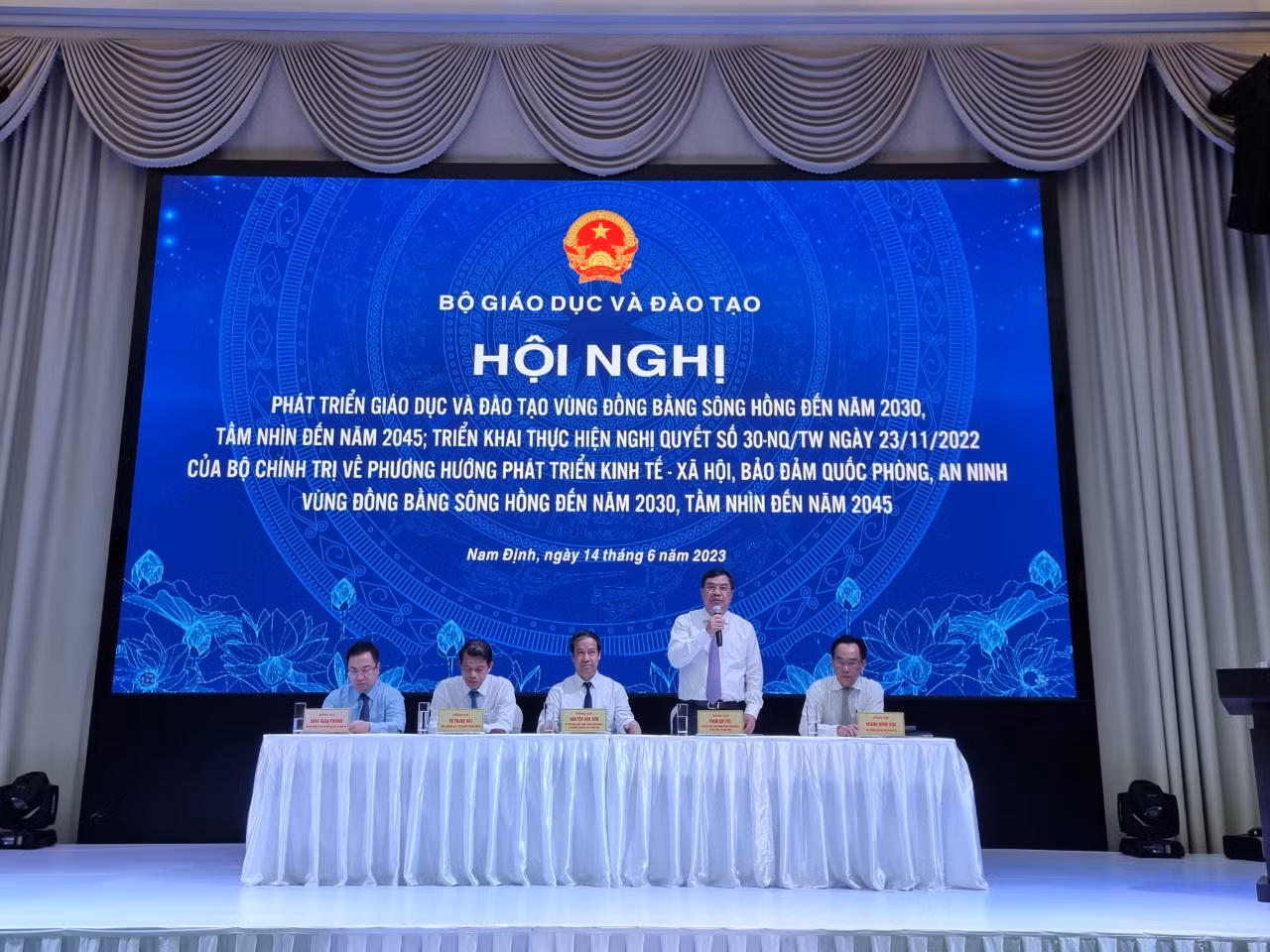 Chủ trì phần tham luận, thảo luận tại Hội nghị (từ trái qua phải ảnh): Phó Chủ nhiệm Ủy ban Văn hóa, Giáo dục của Quốc hội Đặng Xuân Phương; Phó Trưởng Ban Tuyên Giáo Trung ương Vũ Thanh Mai; Bộ trưởng Nguyễn Kim Sơn; Bí thư Tỉnh uỷ Nam Định Phạm Gia Túc; Thứ trưởng Bộ Giáo dục và Đào tạo Hoàng Minh Sơn (Ảnh: Lã Tiến) Chủ trì phần tham luận, thảo luận tại Hội nghị (từ trái qua phải ảnh): Phó Chủ nhiệm Ủy ban Văn hóa, Giáo dục của Quốc hội Đặng Xuân Phương; Phó Trưởng Ban Tuyên Giáo Trung ương Vũ Thanh Mai; Bộ trưởng Nguyễn Kim Sơn; Bí thư Tỉnh uỷ Nam Định Phạm Gia Túc; Thứ trưởng Bộ Giáo dục và Đào tạo Hoàng Minh Sơn (Ảnh: Lã Tiến)