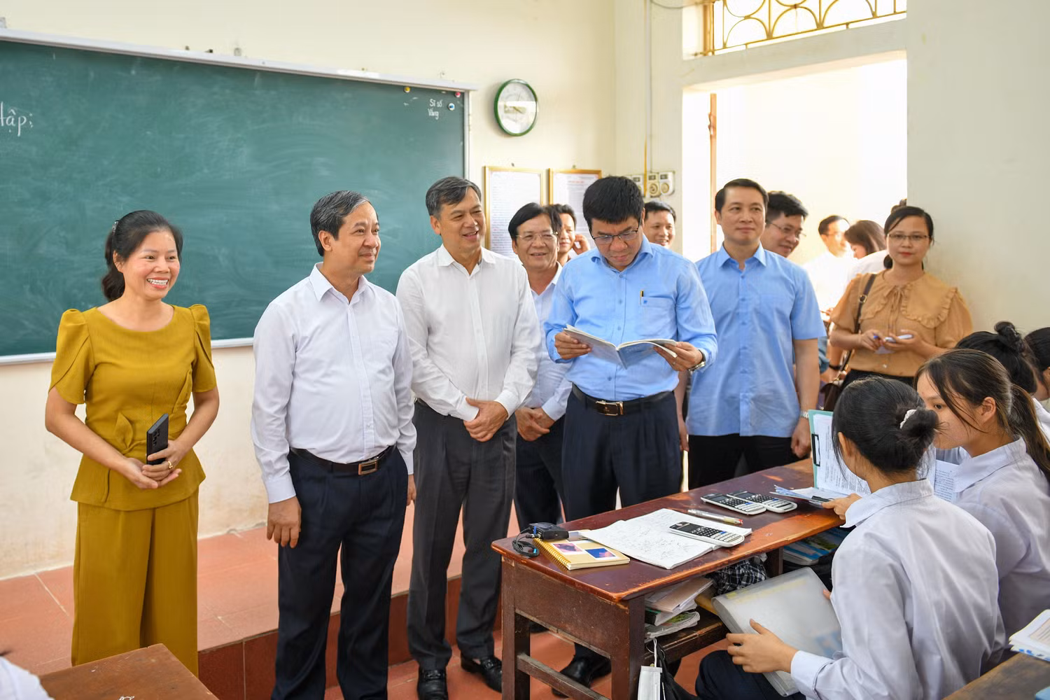 Bộ trưởng Nguyễn Kim Sơn kiểm tra công tác chuẩn bị cho kỳ thi tốt nghiệp trung học phổ thông năm 2023 (Ảnh: Lã Tiến) Bộ trưởng Nguyễn Kim Sơn kiểm tra công tác chuẩn bị cho kỳ thi tốt nghiệp trung học phổ thông năm 2023 (Ảnh: Lã Tiến)