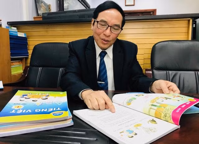 Phó giáo sư Nguyễn Hữu Đạt nghiên cứu rất kỹ các cuốn sách giáo khoa mới. Ảnh: NVCC Phó giáo sư Nguyễn Hữu Đạt nghiên cứu rất kỹ các cuốn sách giáo khoa mới. Ảnh: NVCC