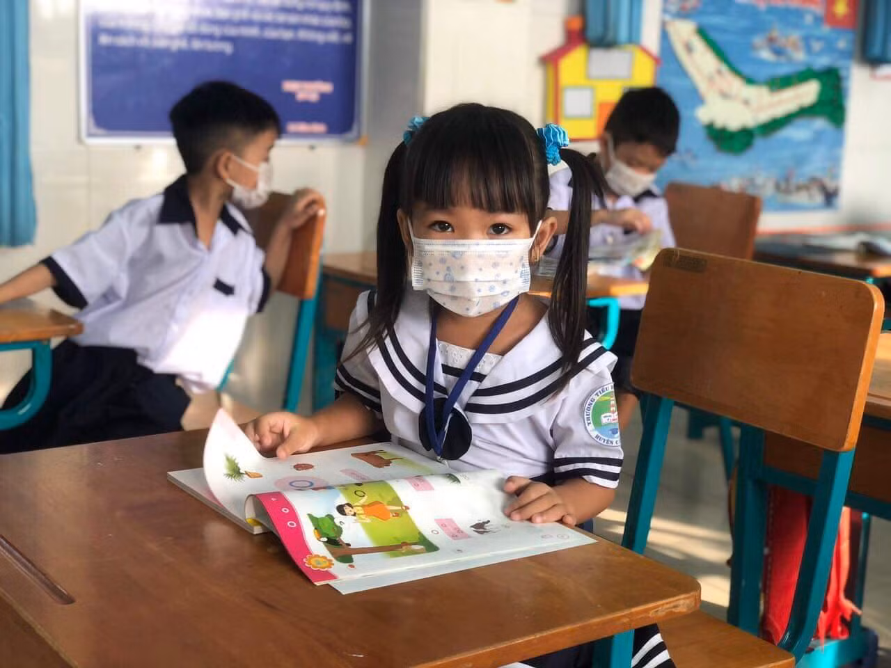 Các em học sinh tiểu học háo hức trong ngày quay trở lại trường (ảnh: P.L)