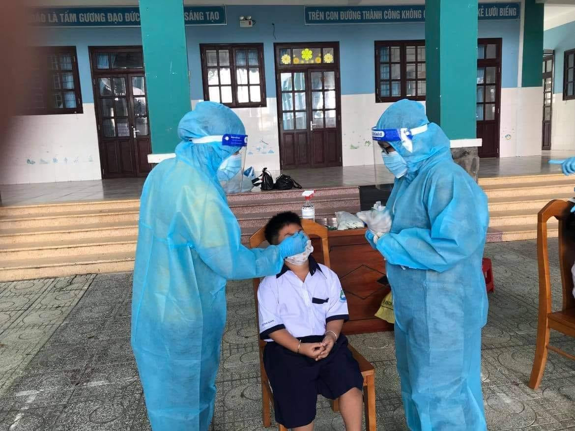 Học sinh ở xã đảo Thạnh An được xét nghiệm tầm soát Covid-19 hôm 7/10 (ảnh: CTV)