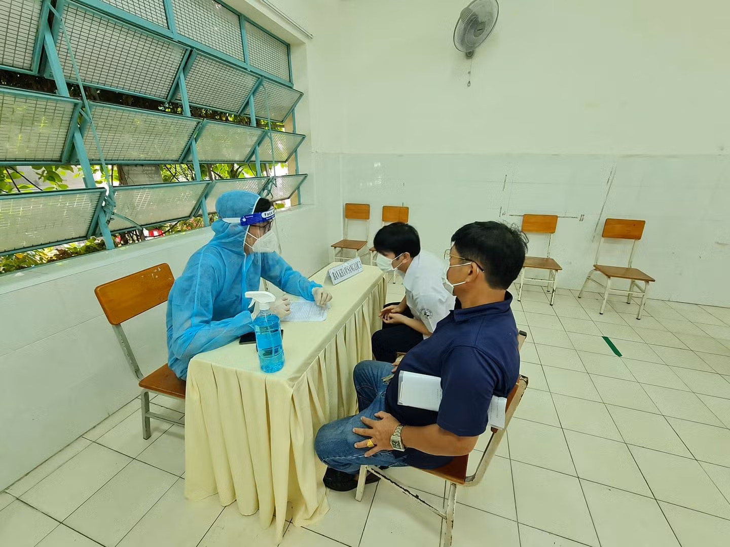 Học sinh lớp 12 được khám sàng lọc trước khi tiêm, có phụ huynh đi kèm (ảnh: P.L) Học sinh lớp 12 được khám sàng lọc trước khi tiêm, có phụ huynh đi kèm (ảnh: P.L)