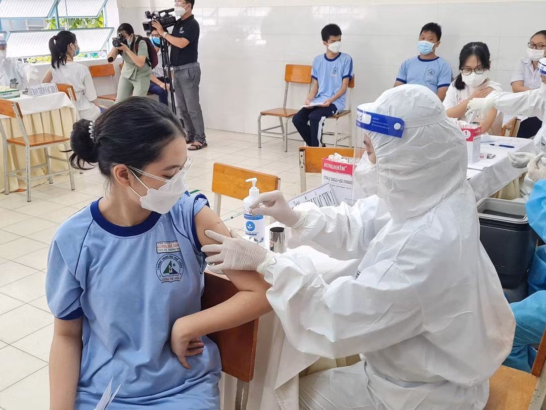 Học sinh của Thành phố Hồ Chí Minh lúc tiêm mũi 1 phòng Covid-19 (ảnh: P.L)