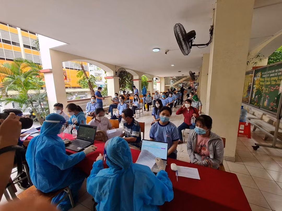 Khu vực kiểm tra phiếu đăng ký thông tin tại điểm tiêm trường Lương Thế Vinh (ảnh: P.L) Khu vực kiểm tra phiếu đăng ký thông tin tại điểm tiêm trường Lương Thế Vinh (ảnh: P.L)