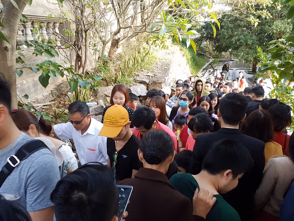 Lối đi lại ở chùa Linh Ứng chật kín người... Lối đi lại ở chùa Linh Ứng chật kín người...
