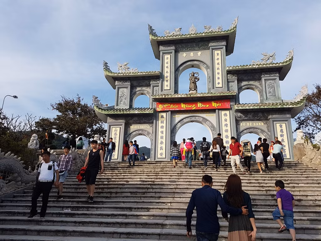 ...trong ngày đầu năm mới, hàng ngàn lượt người tới chùa để cầu an, cầu may mắn và tham quan ...trong ngày đầu năm mới, hàng ngàn lượt người tới chùa để cầu an, cầu may mắn và tham quan