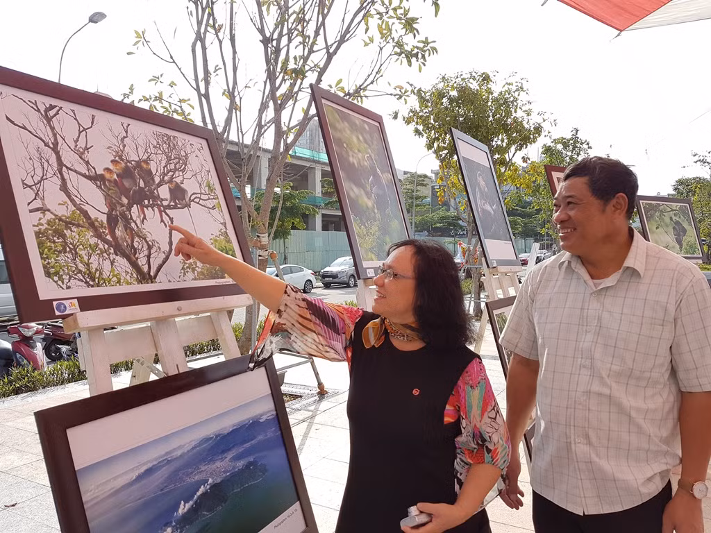 Người dân xem các tác phẩm tại triển lãm. Người dân xem các tác phẩm tại triển lãm.