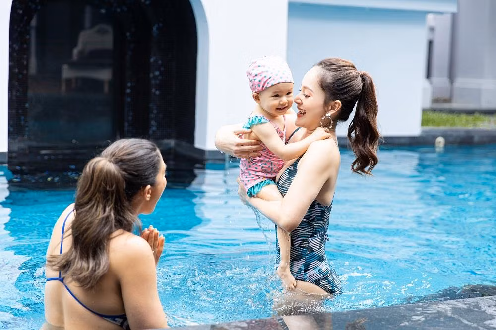 Diễn viên Lan Phương cùng con gái.