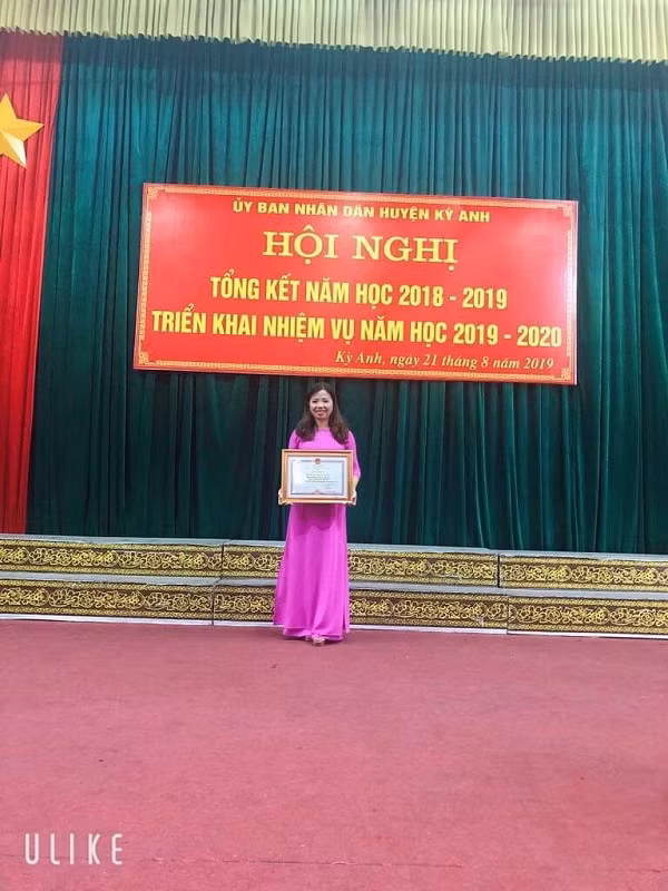 Năm học 2018-2019, cô Nguyễn Thị Thúy Hằng được Chủ tịch Ủy ban nhân dân tỉnh Hà Tĩnh tặng Bằng khen. Năm học 2018-2019, cô Nguyễn Thị Thúy Hằng được Chủ tịch Ủy ban nhân dân tỉnh Hà Tĩnh tặng Bằng khen.
