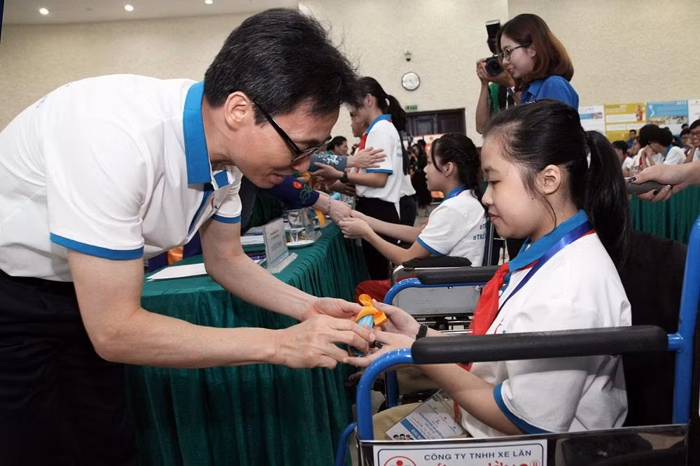 Phó Thủ tướng Vũ Đức Đam nhận thông điệp từ Diễn đàn Trẻ em quốc gia 2019. Ảnh: VGP