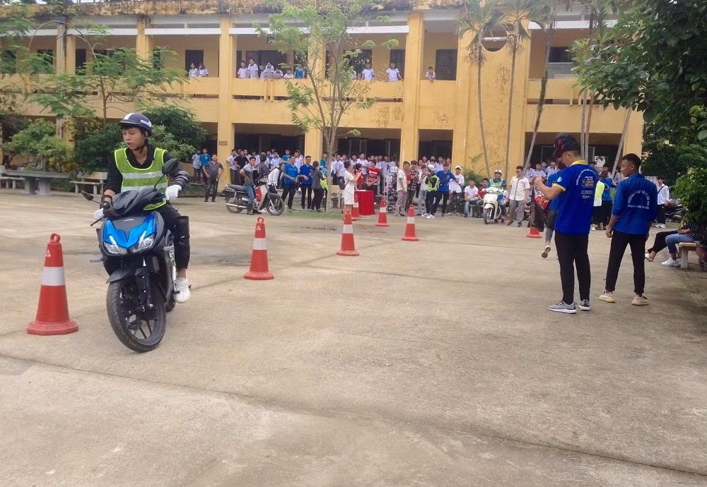 Buổi tập huấn góp phần trang bị kỹ thuật lái xe cơ bản như: Kỹ thuật cua vòng, kỹ thuật phanh, các tư thế khi lái xe ở các loại địa hình và kỹ năng thăng bằng (Ảnh: Công Tiến).