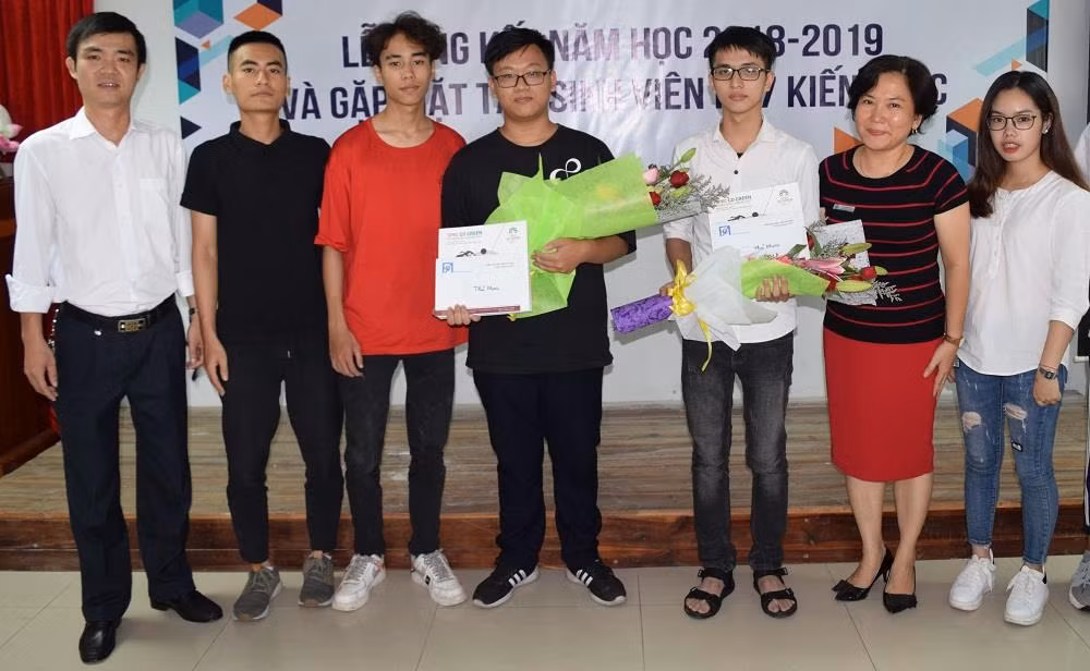 Ban chủ nhiệm Khoa Kiến trúc - Đại học Mở Hà Nội trao tặng hoa và quà cho 2 tân sinh viên (Ảnh: CT). Ban chủ nhiệm Khoa Kiến trúc - Đại học Mở Hà Nội trao tặng hoa và quà cho 2 tân sinh viên (Ảnh: CT).