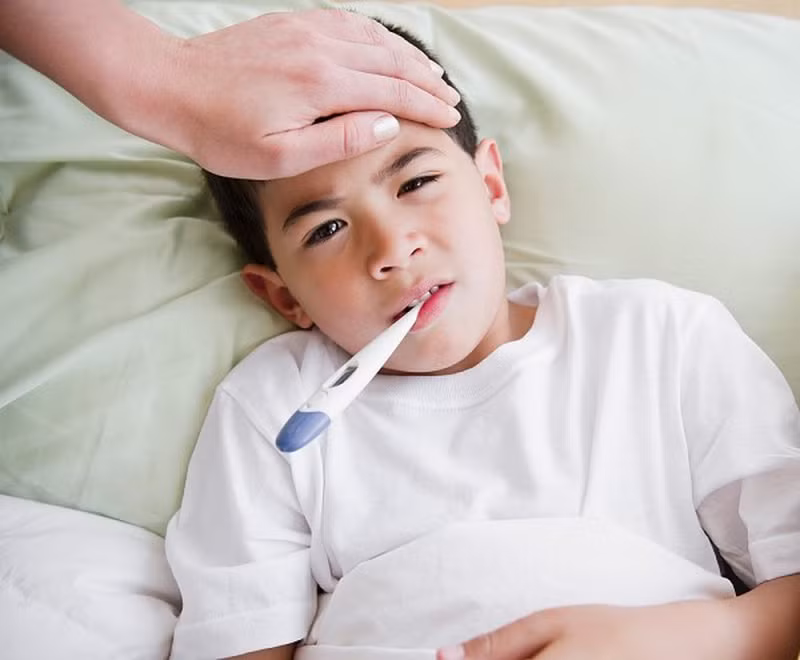Sốt virus dễ gây thành dịch nên trẻ dễ bị nhiễm bệnh (Ảnh minh họa: vtv.vn).