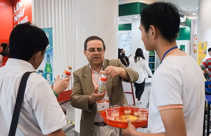 Khách tham quan đặc biệt quan tâm đến các sản phẩm của Tân Hiệp Phát tại triển lãm. Khách tham quan đặc biệt quan tâm đến các sản phẩm của Tân Hiệp Phát tại triển lãm.