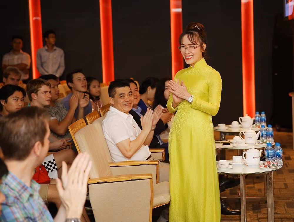 Bà Nguyễn Thị Phương Thảo trò chuyện cùng đoàn học sinh trường Harrow (Anh). Bà Nguyễn Thị Phương Thảo trò chuyện cùng đoàn học sinh trường Harrow (Anh).