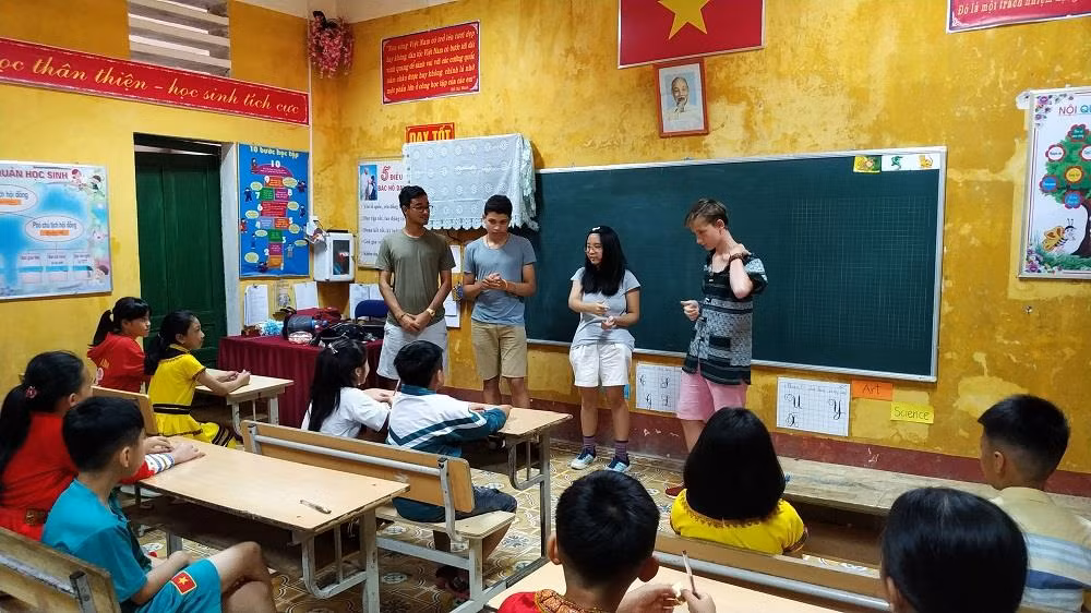 Đoàn học sinh trường hoàng gia thế giới giao lưu cùng các bạn học sinh dân tộc ở vùng khó khăn. Đoàn học sinh trường hoàng gia thế giới giao lưu cùng các bạn học sinh dân tộc ở vùng khó khăn.