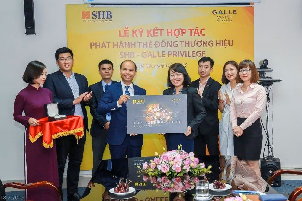 Với sự hợp tác này, chủ thẻ đồng thương hiệu SHB-GALLE PRIVILEGE sẽ có những trải nghiệm thú vị và tiện lợi mỗi khi mua sắm, đặc biệt là các sản phẩm đồng hồ của Galle Watch.
