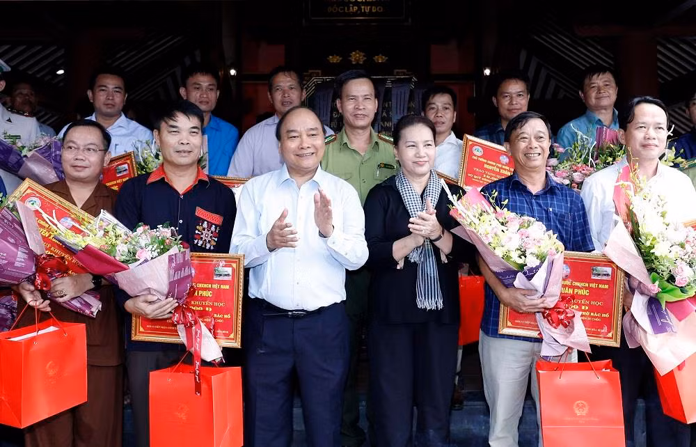 Thủ tướng Nguyễn Xuân Phúc và Chủ tịch Quốc hội Nguyễn Thị Kim Ngân trao học bổng khuyến học cho các học sinh. - Ảnh: VGP