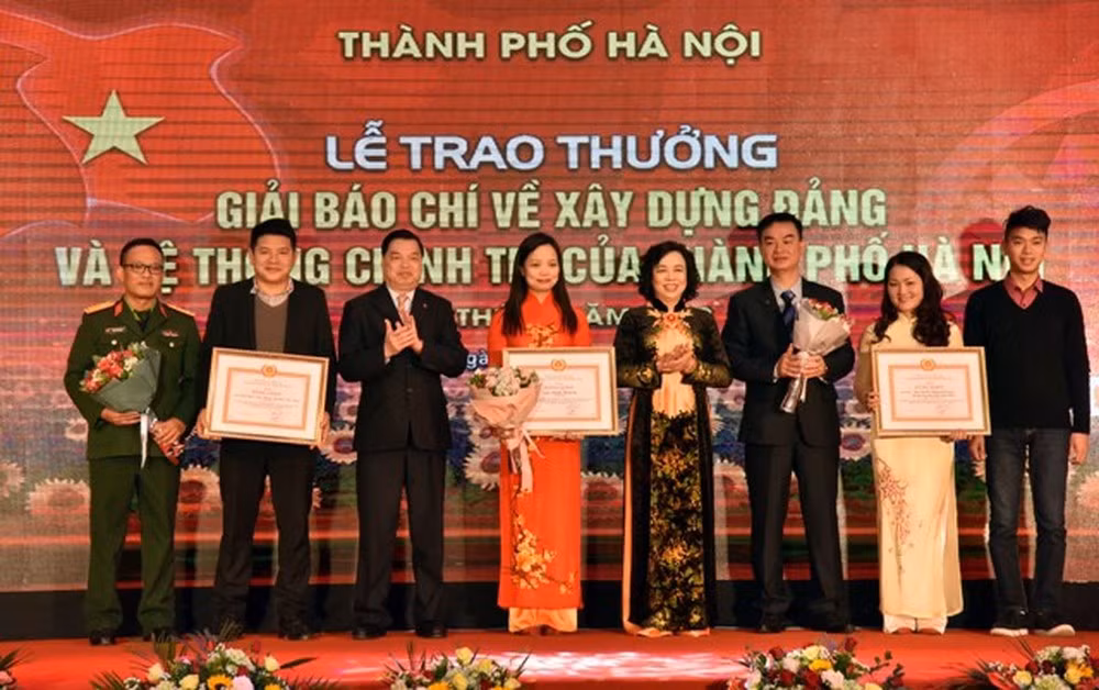 Đồng chí Ngô Thị Thanh Hằng và đồng chí Lê Mạnh Hùng trao giải A cho các tác giả đạt Giải Báo chí về xây dựng Đảng và hệ thống chính trị của Thành phố Hà Nội lần thứ I - năm 2018 (Ảnh: Báo Nhân dân). Đồng chí Ngô Thị Thanh Hằng và đồng chí Lê Mạnh Hùng trao giải A cho các tác giả đạt Giải Báo chí về xây dựng Đảng và hệ thống chính trị của Thành phố Hà Nội lần thứ I - năm 2018 (Ảnh: Báo Nhân dân).