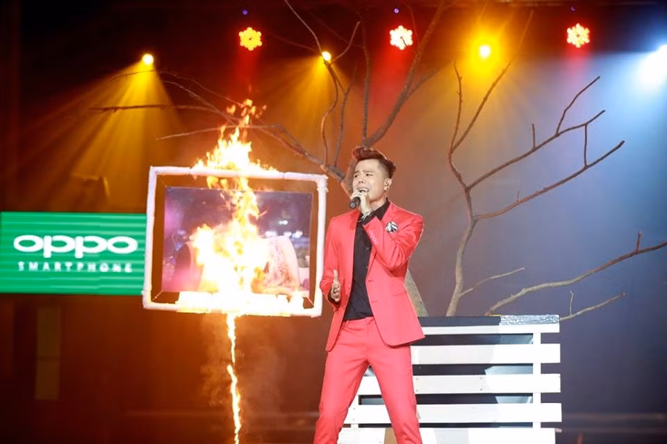 Trong tiết mục này, anh đã mạo hiểm mang lửa lên sân khấu để đốt cháy tấm hình chụp chung cùng Tâm Tít đang được treo trên một cành cây khô.