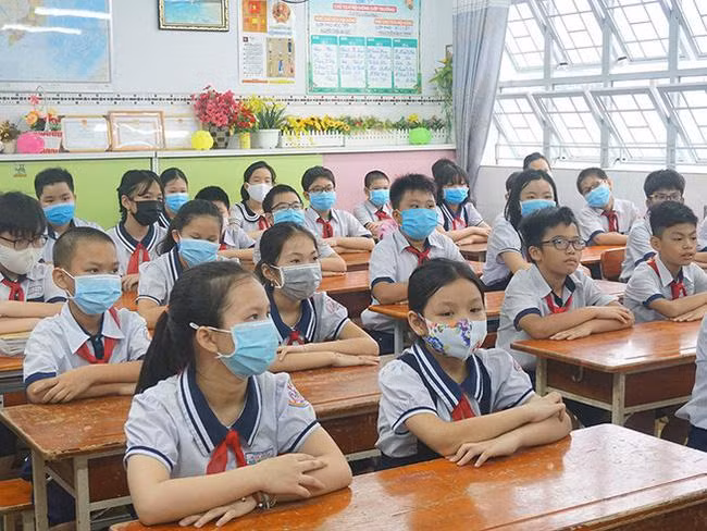 Thông tư cấm giáo viên không được dạy thêm cho học sinh tiểu học, còn trông nom, chăm sóc và chuẩn bị bài cho các em theo nhu cầu của phụ huynh thì sao? (Ảnh có tính chất minh họa, nguồn: VTV)