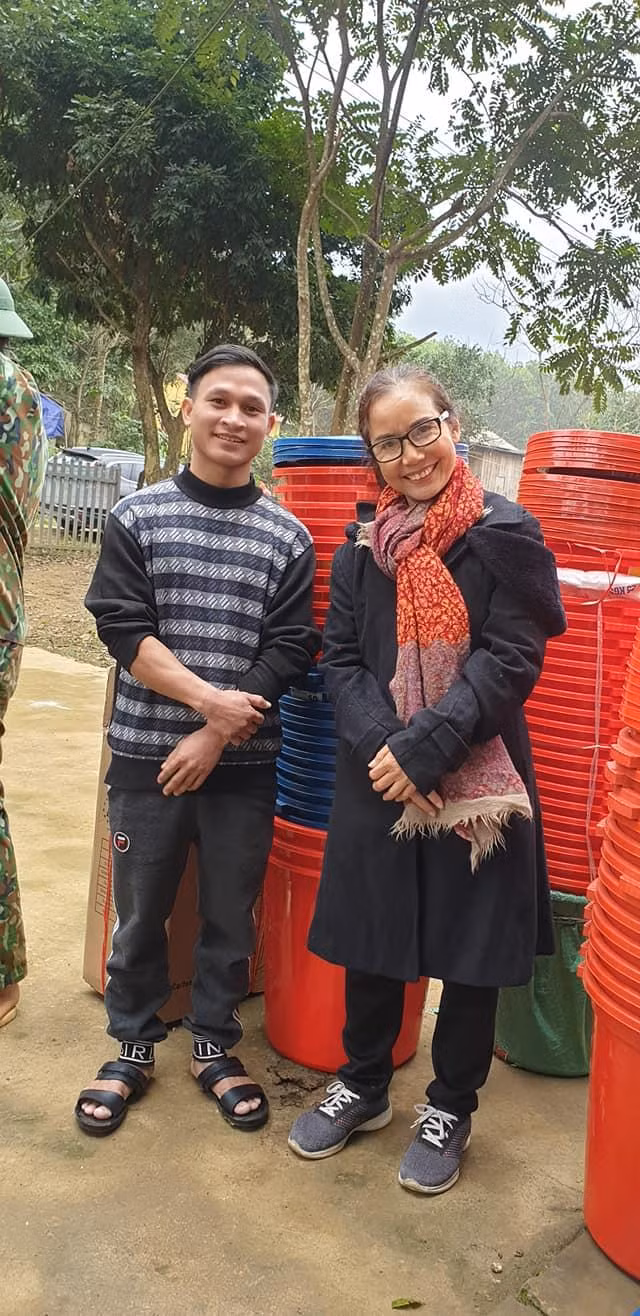 Cô giáo Hiền và anh trưởng bản (Ảnh nhân vật cung cấp)