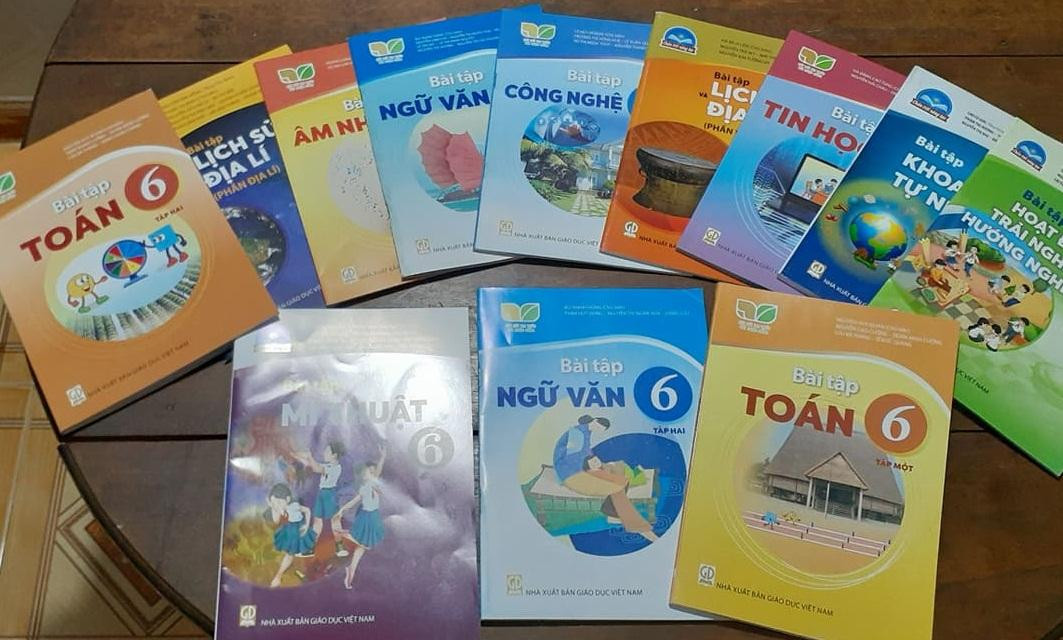 Sách bài tập được bán kèm trong bộ sách giáo khoa lớp 6 tại Đắk Lắk (Ảnh phụ huynh cung cấp)
