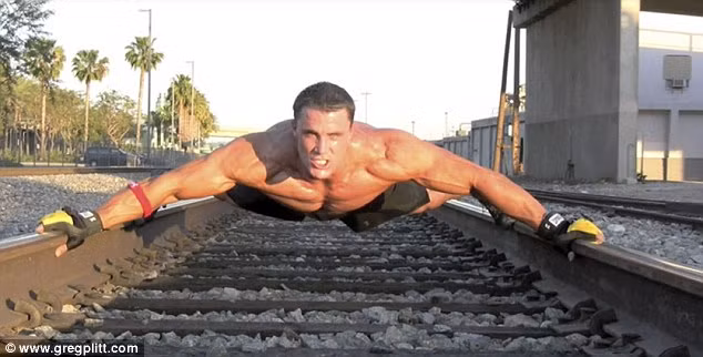 Greg Plitt - người mẫu thể hình đã bị tàu đâm khi đang quay phim quảng cáo Greg Plitt - người mẫu thể hình đã bị tàu đâm khi đang quay phim quảng cáo