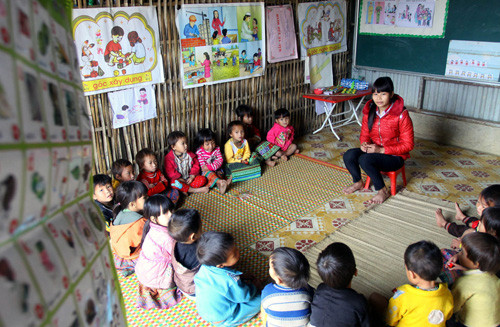 Chính phủ đã thống nhất thực hiện chính sách miễn học phí đối với giáo dục mầm non cho trẻ em 5 tuổi ở vùng đặc biệt khó khăn từ năm 2018. (Ảnh minh họa: Báo Tin tức)
