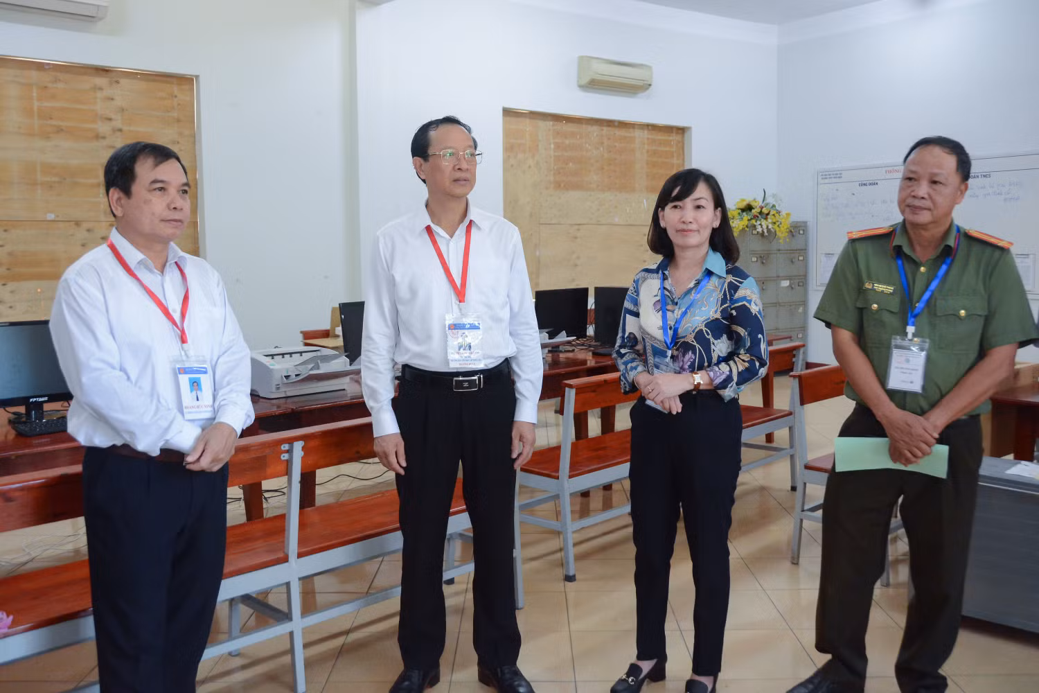Thứ trưởng Phạm Ngọc Thưởng và Đoàn công tác đã kiểm tra công tác chuẩn bị cơ sở vật chất, nhân lực tại Điểm thi và điểm dự kiến chấm thi Trường trung học phổ thông Trấn Biên (ảnh: Bộ Giáo dục và Đào tạo) Thứ trưởng Phạm Ngọc Thưởng và Đoàn công tác đã kiểm tra công tác chuẩn bị cơ sở vật chất, nhân lực tại Điểm thi và điểm dự kiến chấm thi Trường trung học phổ thông Trấn Biên (ảnh: Bộ Giáo dục và Đào tạo)