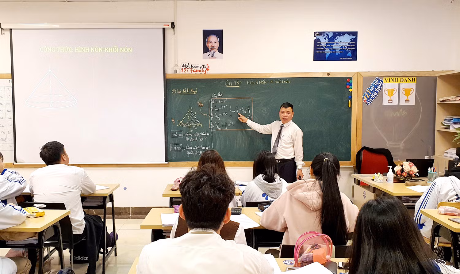 Thầy Nguyễn Đức Thắng trong một tiết dạy môn Toán. Ảnh: NVCC Thầy Nguyễn Đức Thắng trong một tiết dạy môn Toán. Ảnh: NVCC