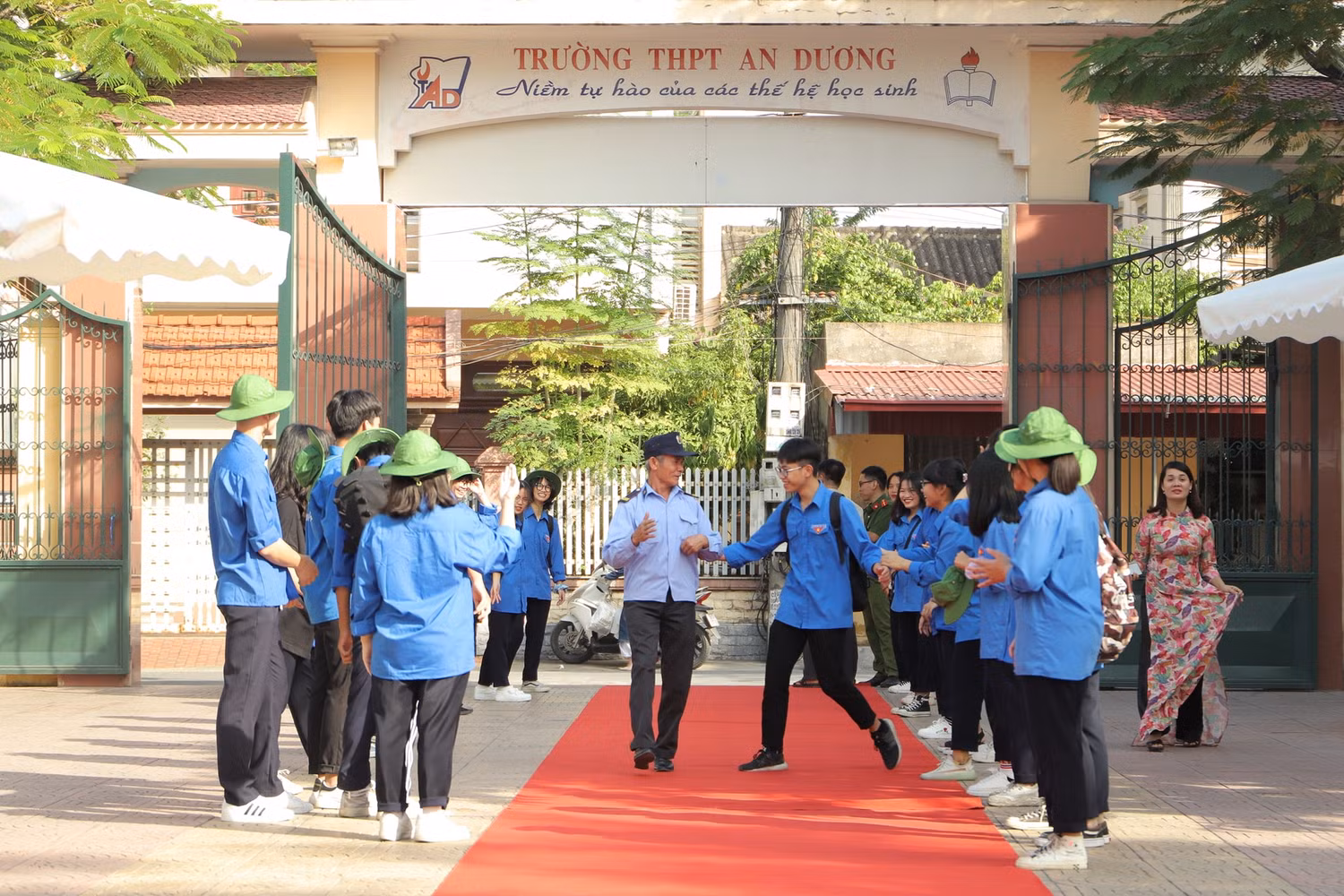 Bác bảo vệ nhiều "fan" nhất trường...