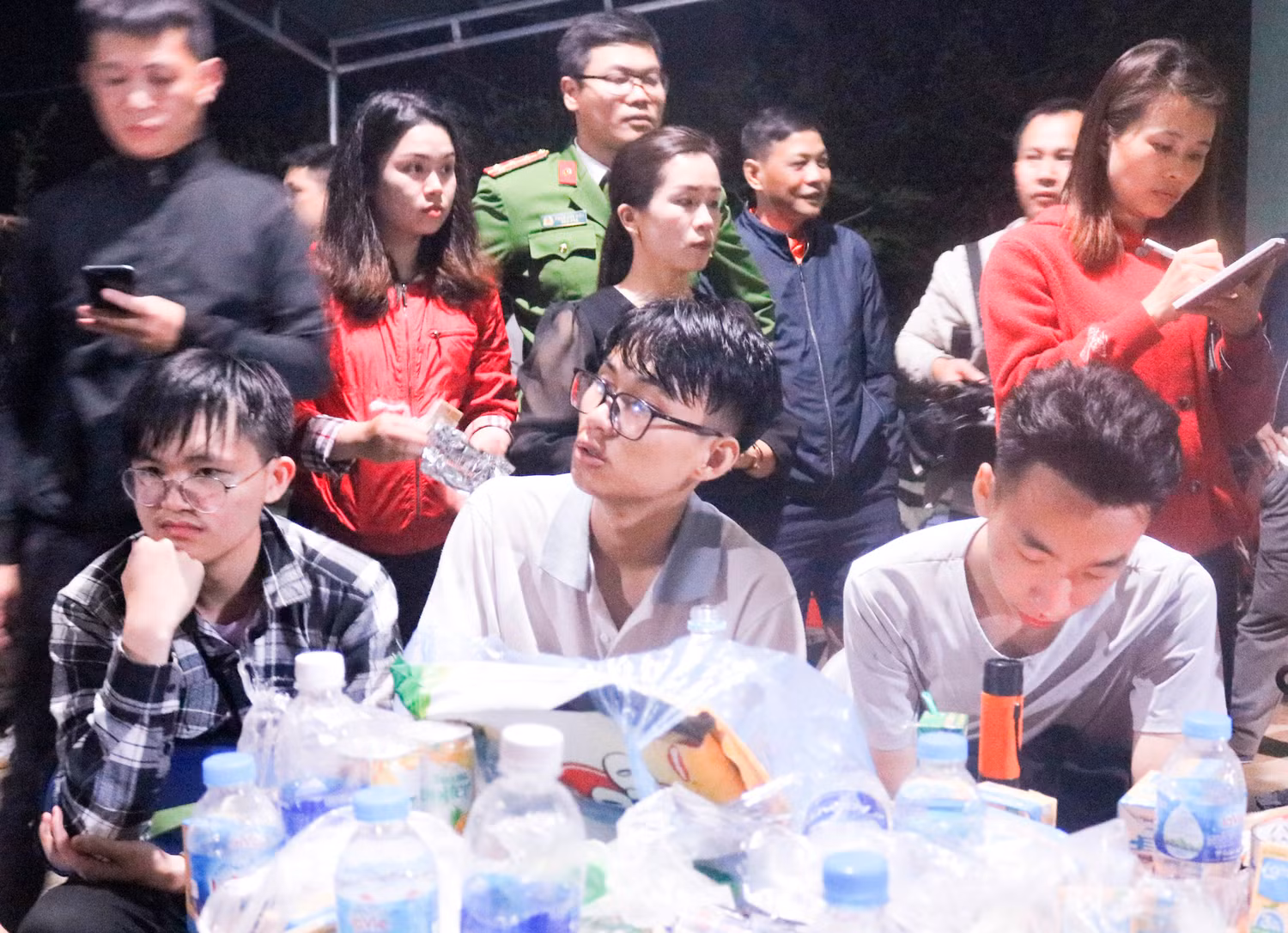 Nhiều em học sinh mệt mỏi sau nhiều giờ mắc kẹt trong rừng. Ảnh: QH