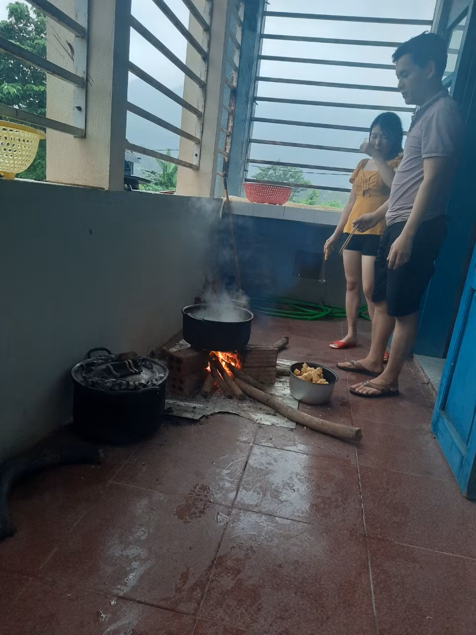 Căn bếp tạm của các thầy cô giáo trường Trung học cơ sở và Trung học phổ thông Đakrông giữa mùa lũ.