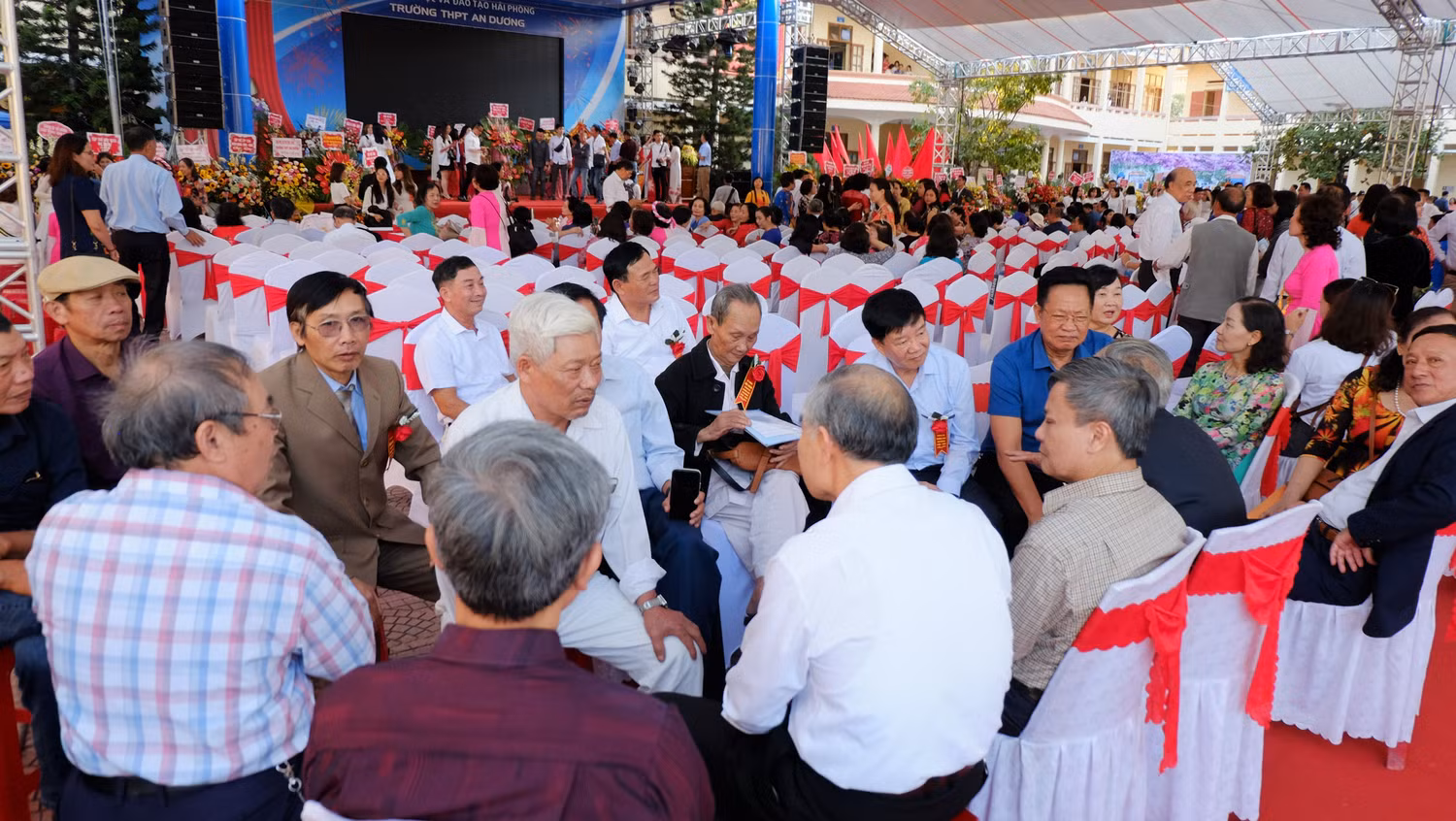 Học trò năm xưa giờ đã là những người ông, người bà sương sa bạc mái đầu...