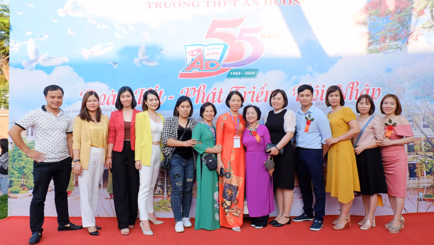 Hạnh phúc là được gặp lại những người đưa đò thầm lặng năm xưa, nhiều năm qua đi nhưng nụ cười, hạnh phúc vẫn trên môi.
