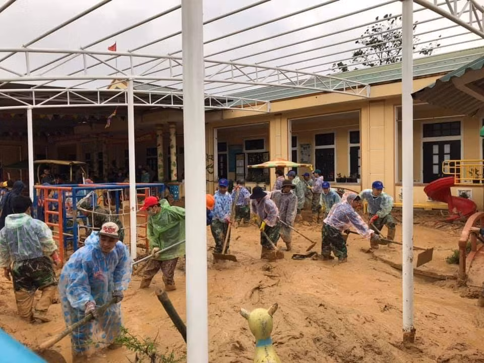 Nhờ sự chung tay, đoàn kết, mọi khó khăn tại Hương Việt đã được đẩy lùi. Nhờ sự chung tay, đoàn kết, mọi khó khăn tại Hương Việt đã được đẩy lùi.