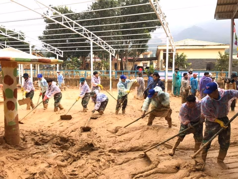 Chung tay quân dân đã góp phần đưa Hướng Việt trở lại cuộc sống thường nhật. Chung tay quân dân đã góp phần đưa Hướng Việt trở lại cuộc sống thường nhật.