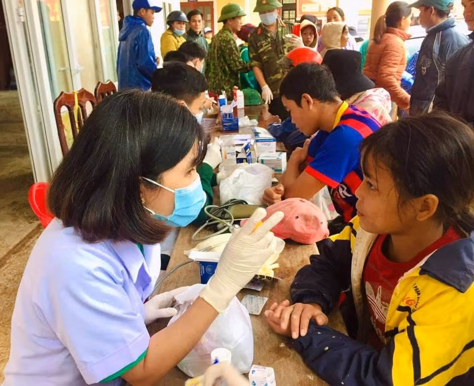 Đội ngũ y bác sĩ trẻ trong chiến dịch tình nguyện. Đội ngũ y bác sĩ trẻ trong chiến dịch tình nguyện.