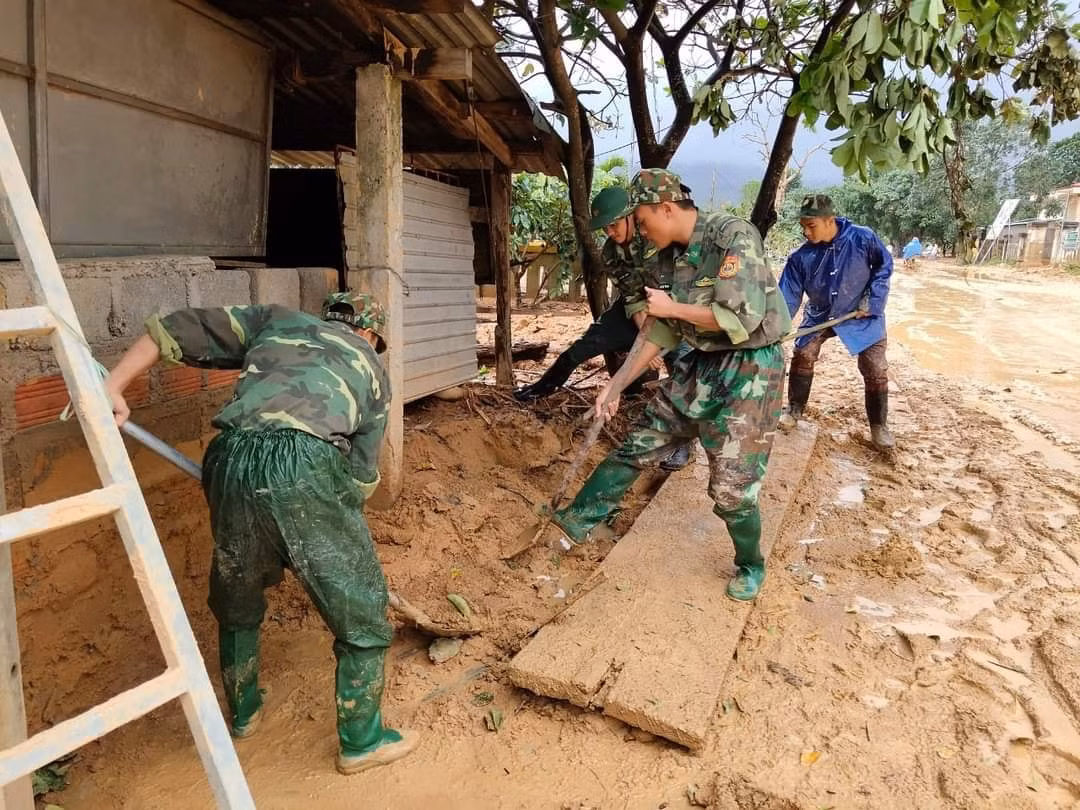 Áo xanh tình nguyện kết hợp với quân nhân. Áo xanh tình nguyện kết hợp với quân nhân.