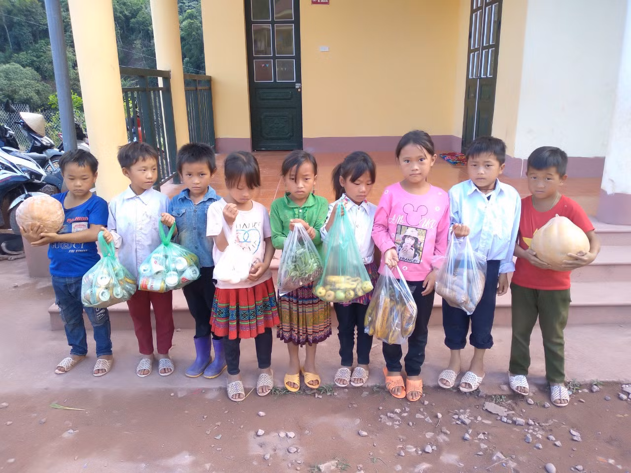Chuối, trứng, lon bia... tất cả có thể quy ra được tiền mặt ủng hộ đồng bào. Ảnh: Trường Nậm Nhừ Chuối, trứng, lon bia... tất cả có thể quy ra được tiền mặt ủng hộ đồng bào. Ảnh: Trường Nậm Nhừ